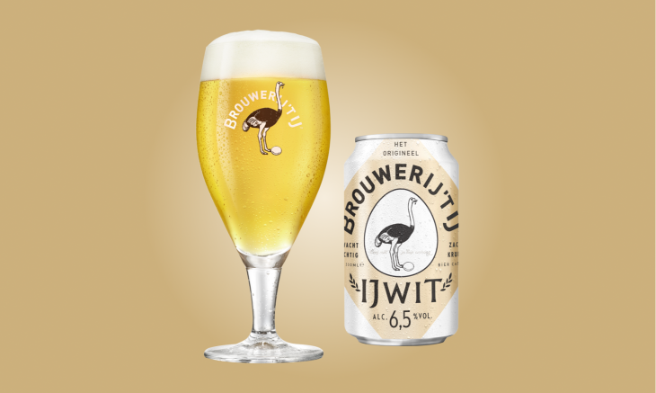 IJwit blikje uitgeschonken in glas